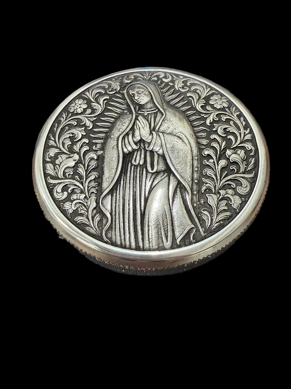 ALT dettaglio incisione — Dettaglio incisione Madonna Guadalupe barocca su tappo benzina custom Harley