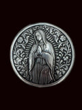 ALT immagine principale — Tappo benzina custom con Madonna Guadalupe in basso rilievo, stile biker Chicano