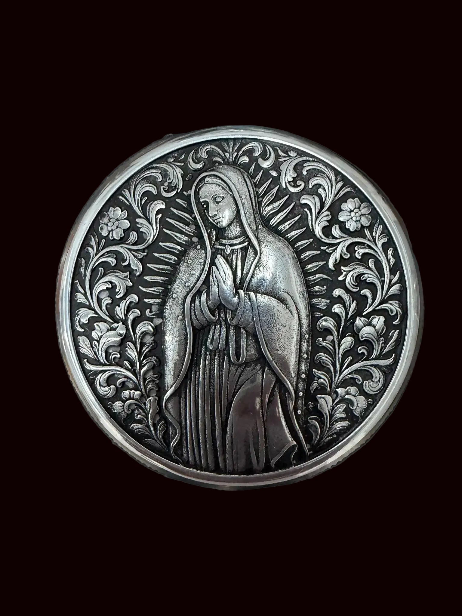 ALT immagine principale — Tappo benzina custom con Madonna Guadalupe in basso rilievo, stile biker Chicano