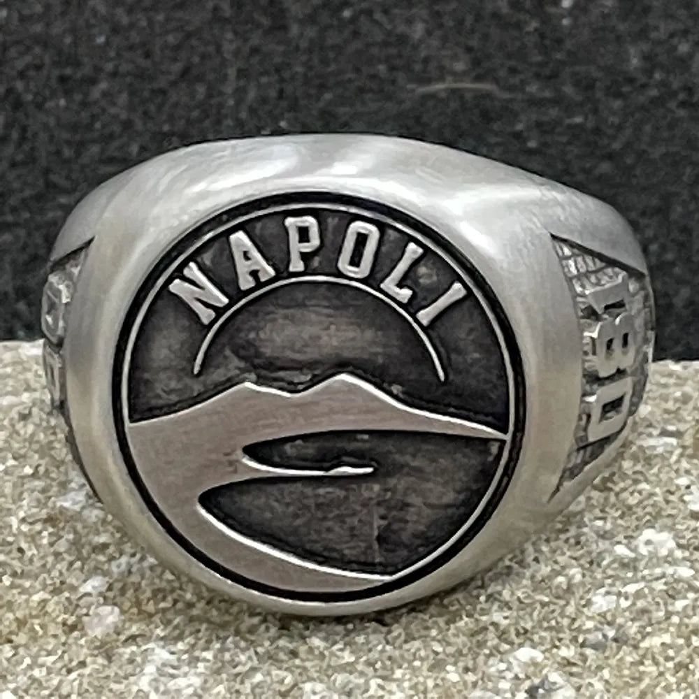 Anello in acciaio con Vesuvio inciso e scritta Napoli – De Cicco Art Studio