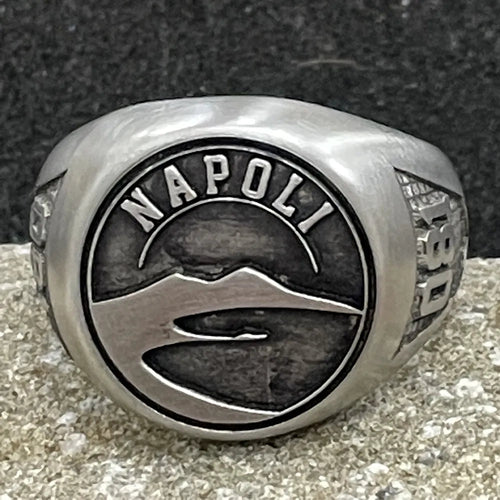 Anello in acciaio con Vesuvio inciso e scritta Napoli – De Cicco Art Studio