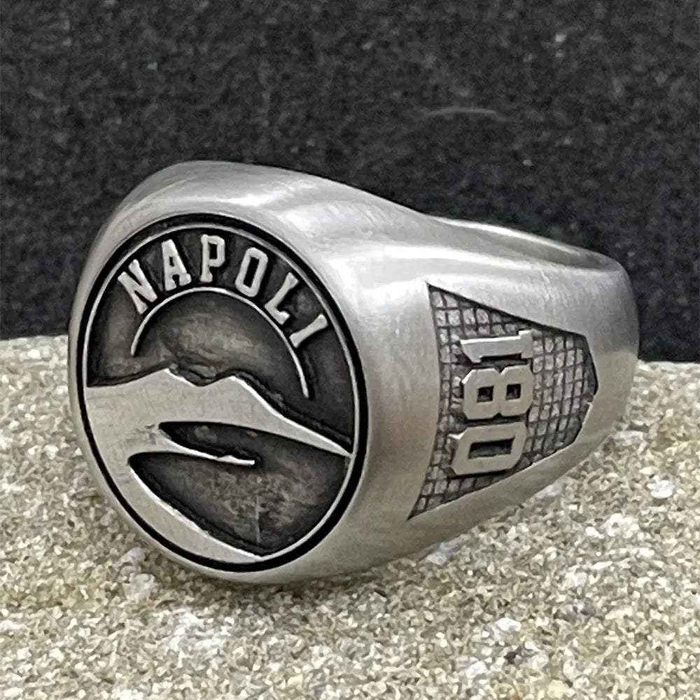 Anello in acciaio con Vesuvio inciso e scritta Napoli – De Cicco Art Studio