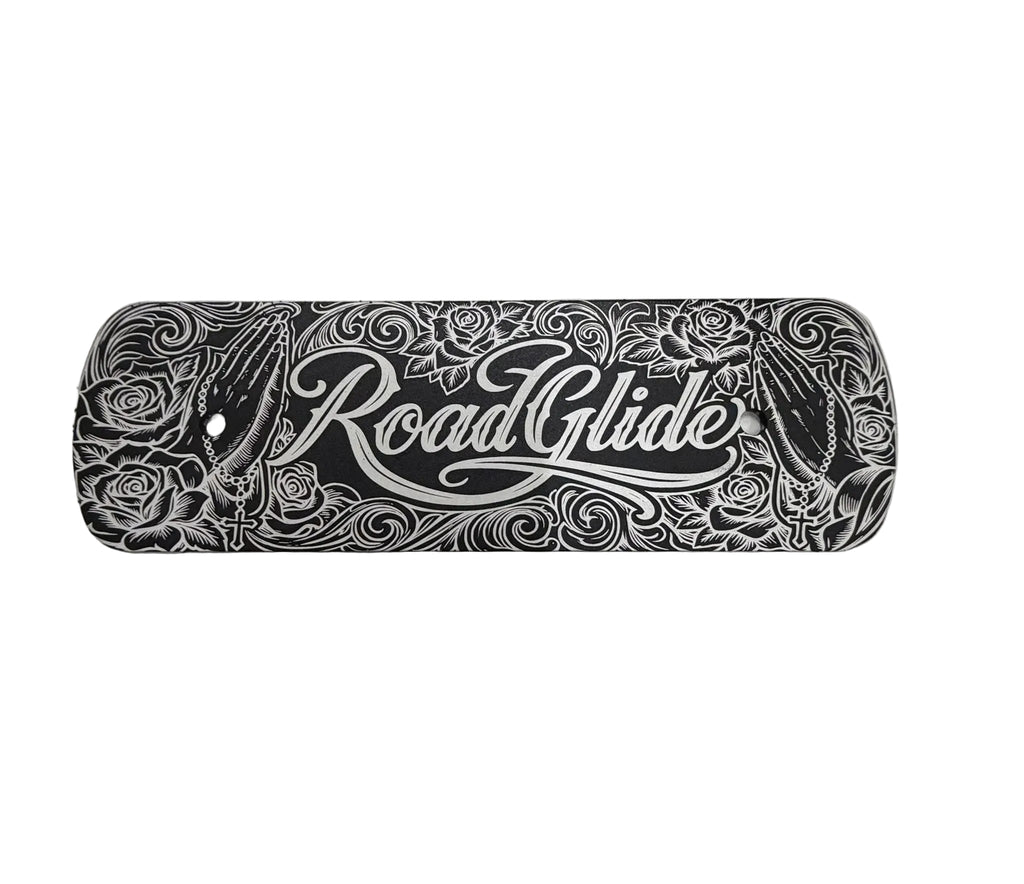 “Inserto filtro aria Harley Milwaukee‑Eight con incisione Road Glide, rose e mani in preghiera”
