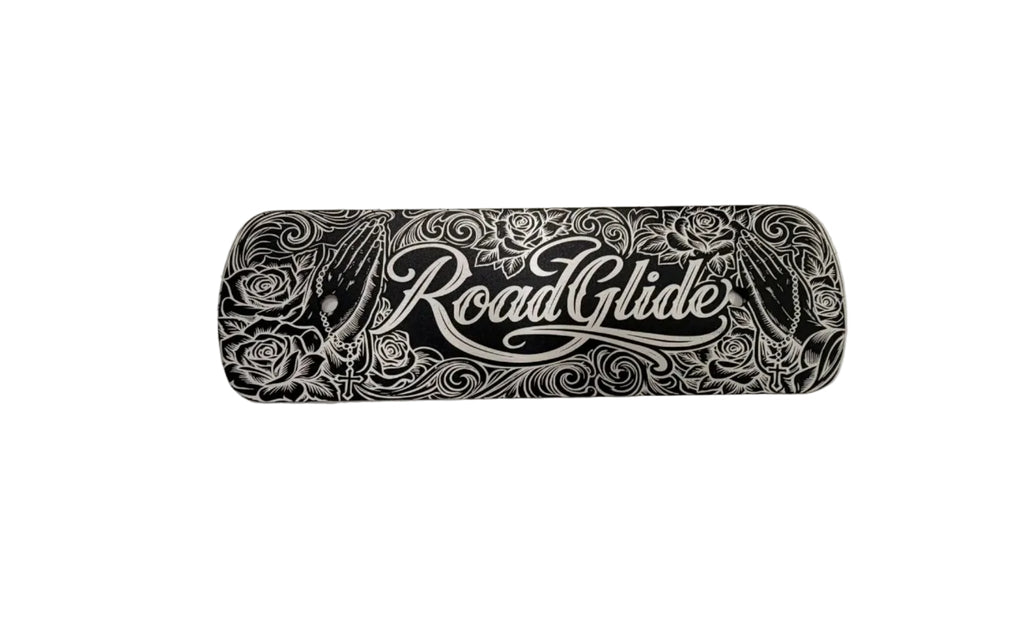“Inserto filtro aria Harley Milwaukee‑Eight con incisione Road Glide, rose e mani in preghiera”
