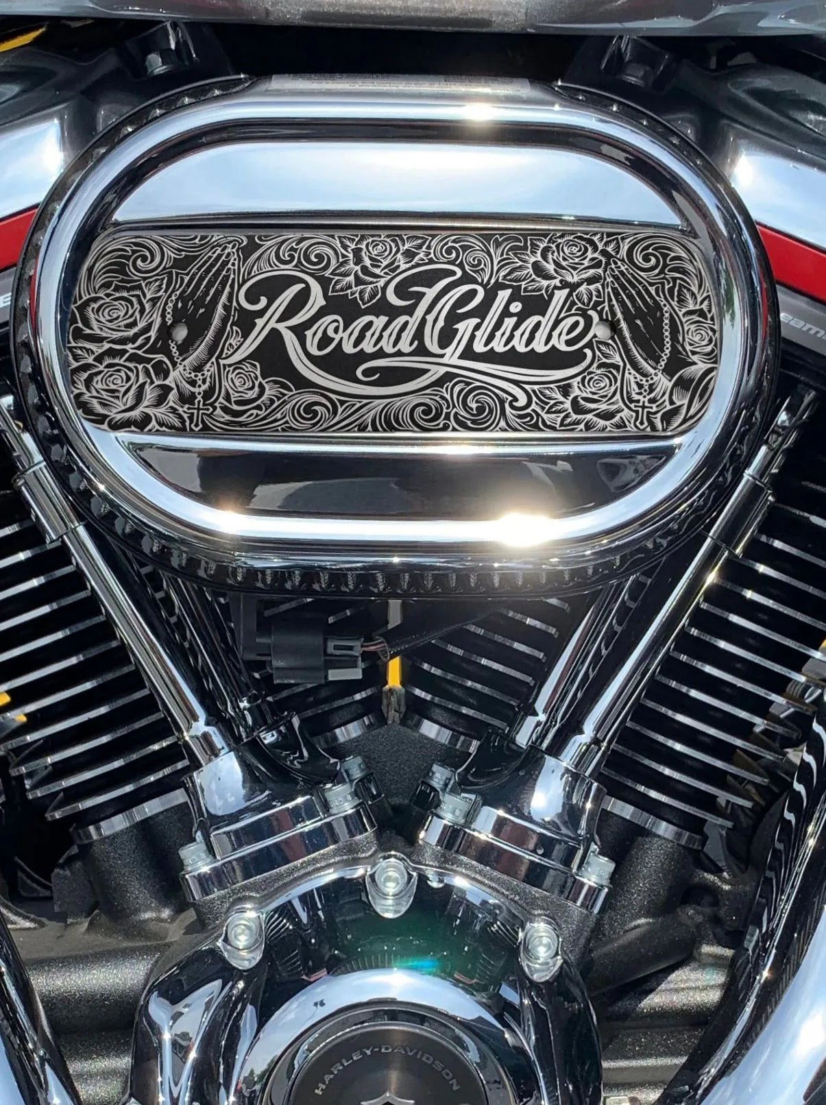 “Inserto filtro aria Harley Milwaukee‑Eight con incisione Road Glide, rose e mani in preghiera”