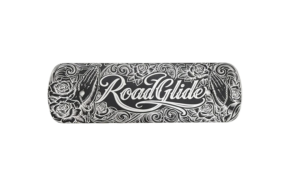 “Inserto filtro aria Harley Milwaukee‑Eight con incisione Road Glide, rose e mani in preghiera”