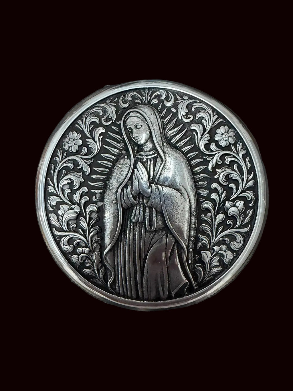 ALT immagine principale — Tappo benzina custom con Madonna Guadalupe in basso rilievo, stile biker Chicano