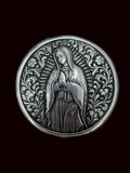 ALT immagine principale — Tappo benzina custom con Madonna Guadalupe in basso rilievo, stile biker Chicano